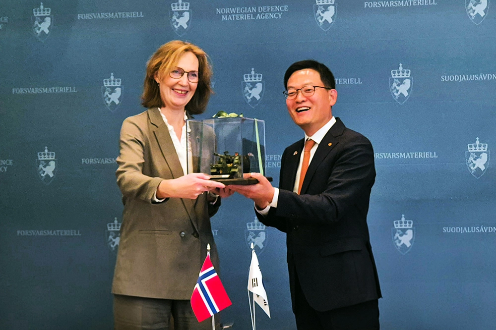 Gro Jære and Jaeil Son exchange K9 souvenirs