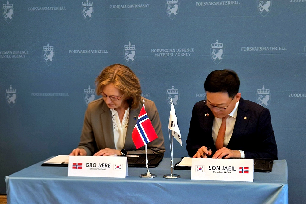 Gro Jære and Jaeil Son sign the agreement