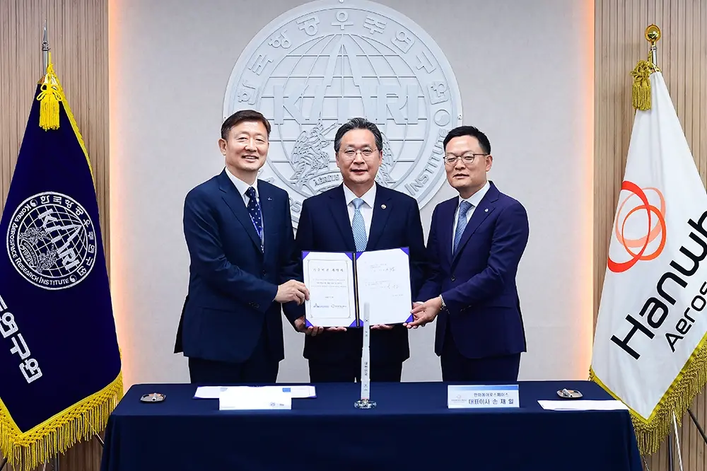 Hanwha Aerospace CEO Son Jae-il, KARI President Lee Sang-chul, and KASA Administrator Yoon Young-bin at KSLV-II signing ceremony