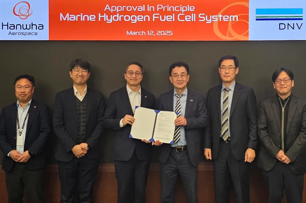 Hanwha Aerospace and DNV representatives at the AiP signing for Hanwha’s marine hydrogen fuel cell system, March 2025. 