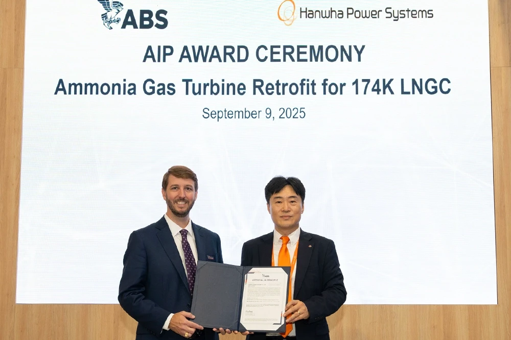 Joshua Divin and Hyoung-seok Kim at the AiP award ceremony during Gastech 2025 in Milan, Italy