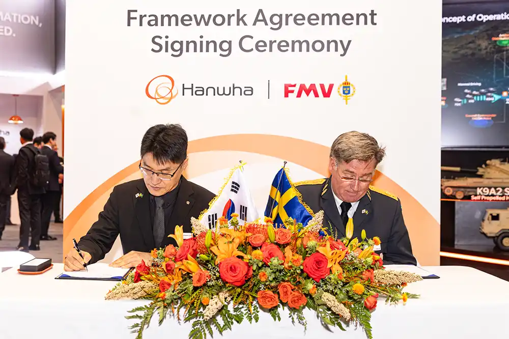 Hanwha Aerospace and FMV representatives sign MCS contract at AUSA 2025 in Washington, D.C.