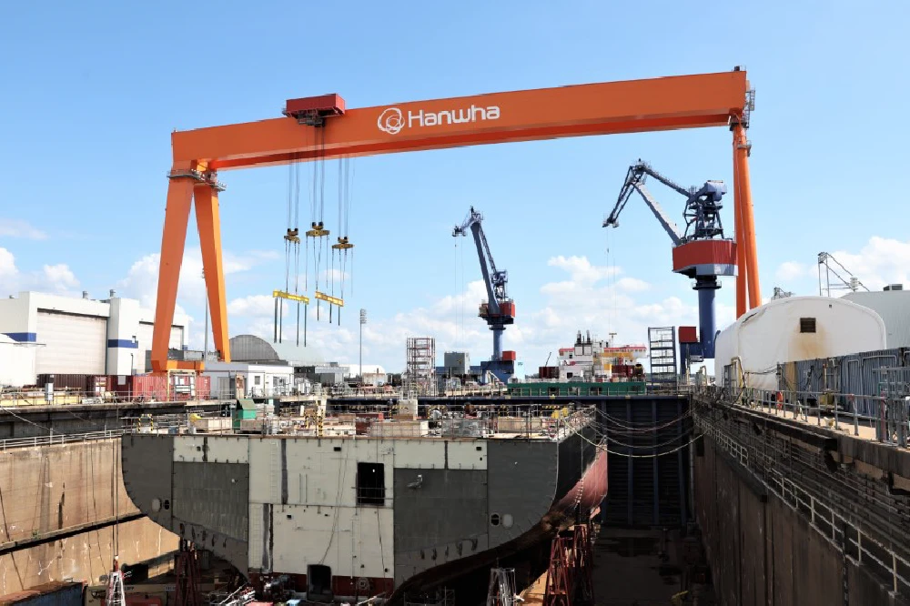 A large Goliath crane at Hanwha Philly Shipyard.