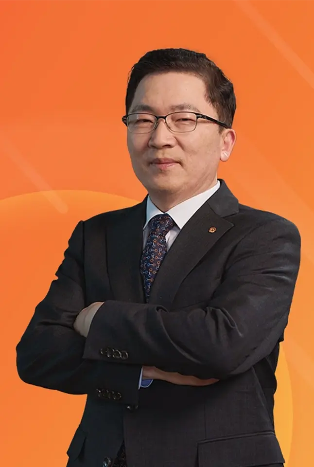 Chae-beom Na against an orange background.