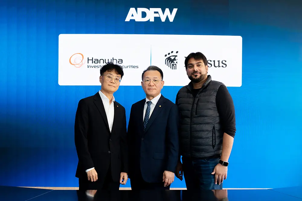 Hanwha Investment & Securities Executive Director Jong Min Son, CEO Byung-Ho Jang , and Kresus Labs CTO Omer Khan pose for a photo.
