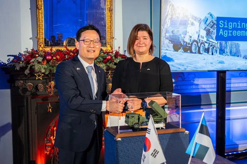 Hanwha Aerospace CEO Jae-il Son and ECDI Deputy Director General Katri Raudsepp at the Chunmoo systems signing ceremony
