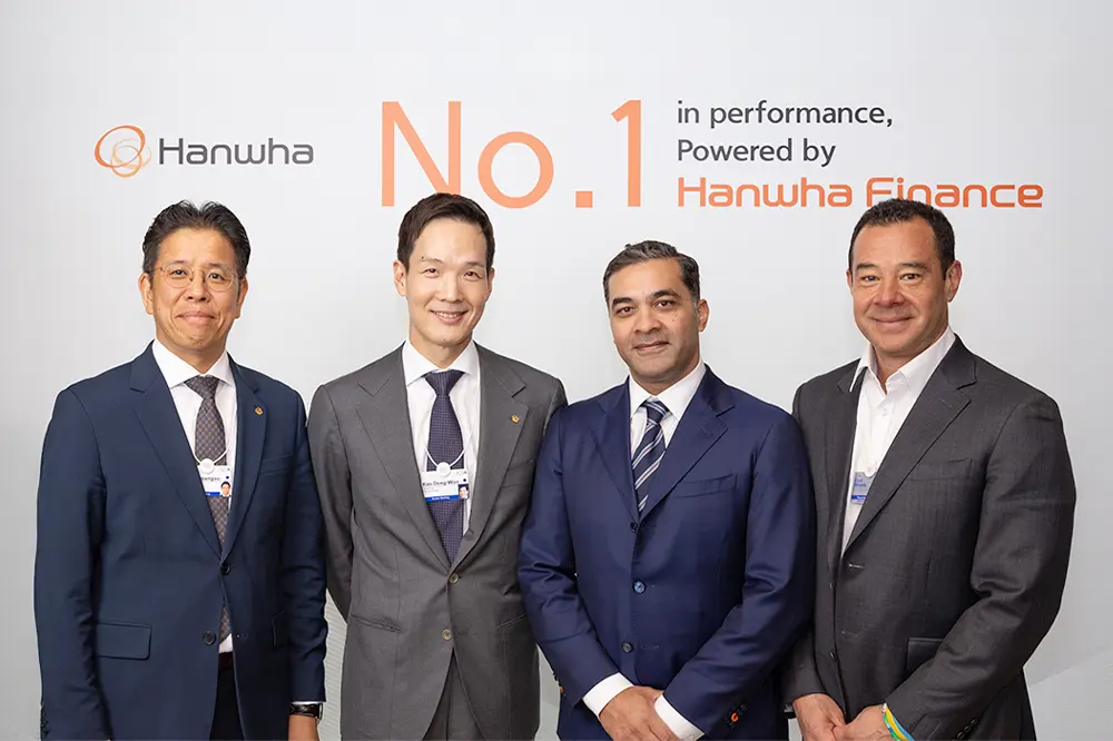 Byoungsu Lee of Hanwha Life, Dong-Won Kim of Hanwha Life, Murtaza Akbar of LCV, and Emil Woods of LCV posing for a photo after signing an MoU