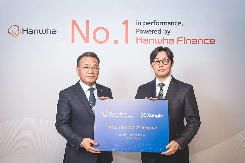 Byung-Ho Jang of Hanwha Investment & Securities and Junwoo Kim, Co-CEO of Xangle, posing for a photo after signing an MoU