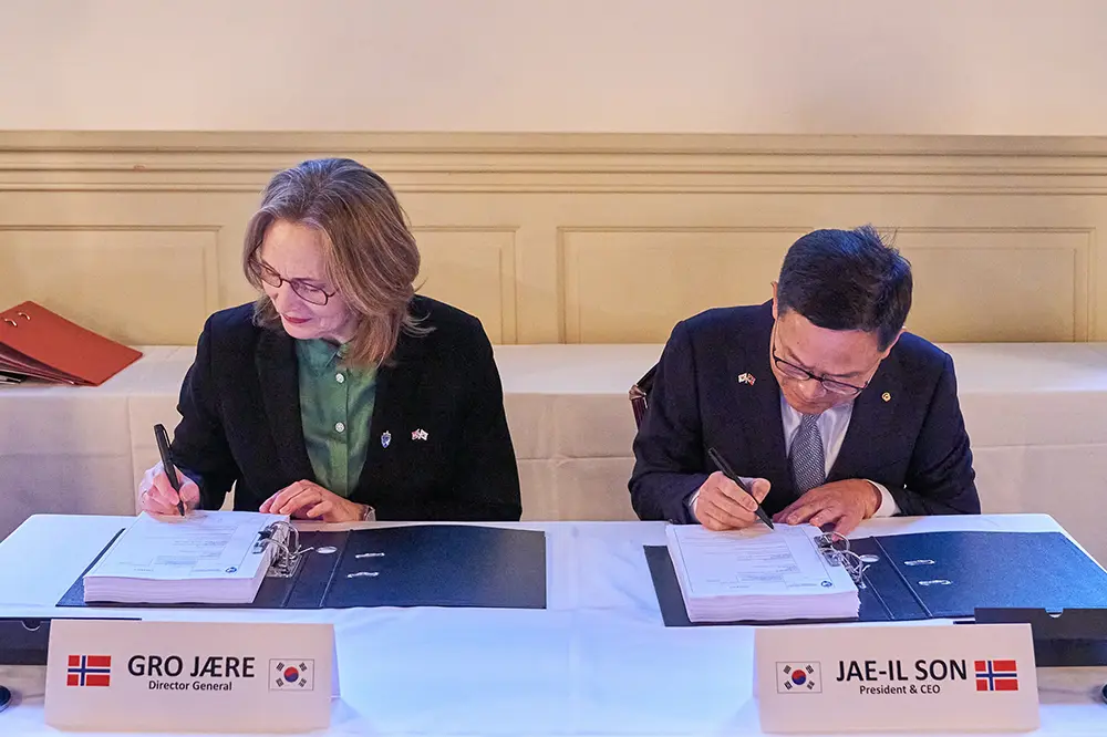 Gro J&aelig;re and Jae-il Son sign a contract for Hanwha Aerospace to supply Chunmoo rocket launchers to Norway.