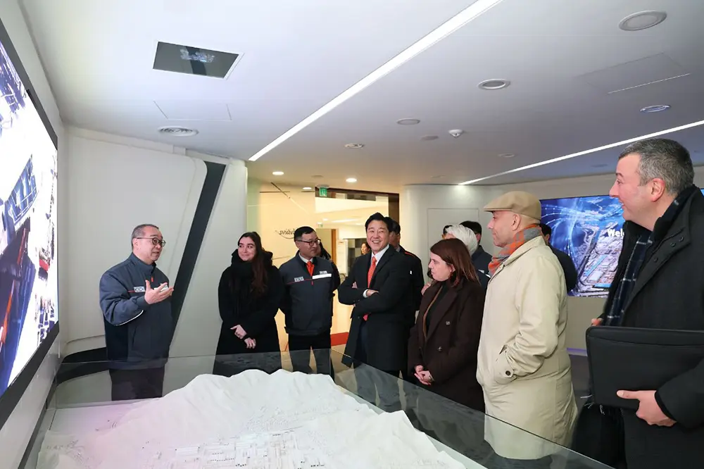 Quebec Minister Christopher Skeete receives a shipbuilding briefing at Hanwha Ocean&rsquo;s Geoje shipyard.