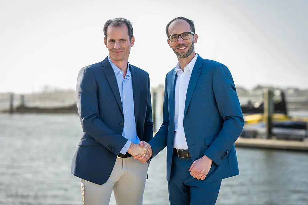J&eacute;r&ocirc;me Hilt, Project Director of Pennavel, and Ken Ilacqua, Offshore Wind Director of Q ENERGY France, shake hands.