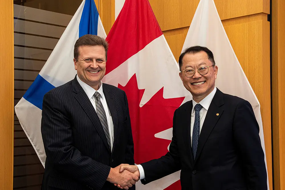 Hanwha Ocean CEO Hee Chul Kim and Irving Shipyard President Dirk Lesko pose for a commemorative photo
