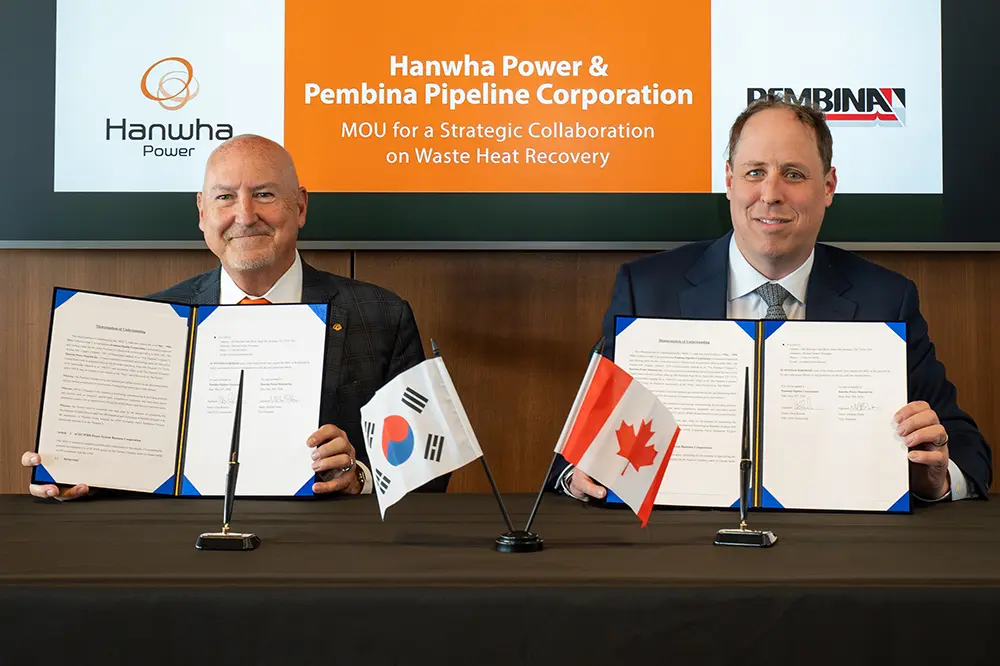 Hanwha Power and Pembina representatives display the signed MOU for lower-carbon power generation cooperation.  