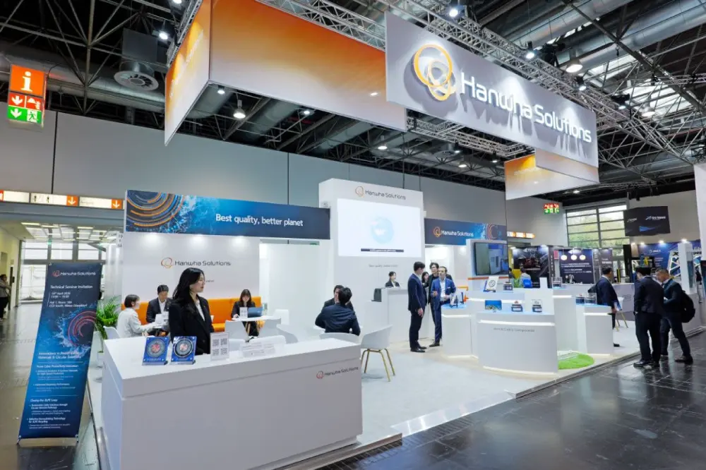 Hanwha Solutions showcases its materials and technologies at an industry exhibition
