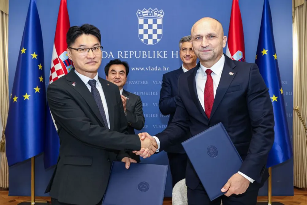 Representatives of Hanwha Aerospace and Croatia pose for a photo at a signing ceremony held at the Republic of Croatia.