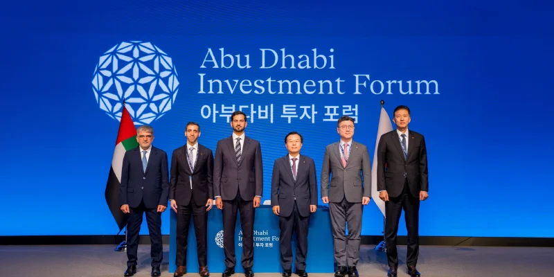 Officials from Hanwha and Abu Dhabi pose for photo at Abu Dhabi Investment Forum Seoul 2026.
