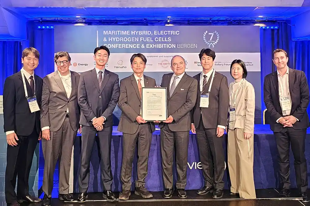 Representatives from Hanwha Power and ABS pose for a commemorative photo at the AiP certificate presentation ceremony.