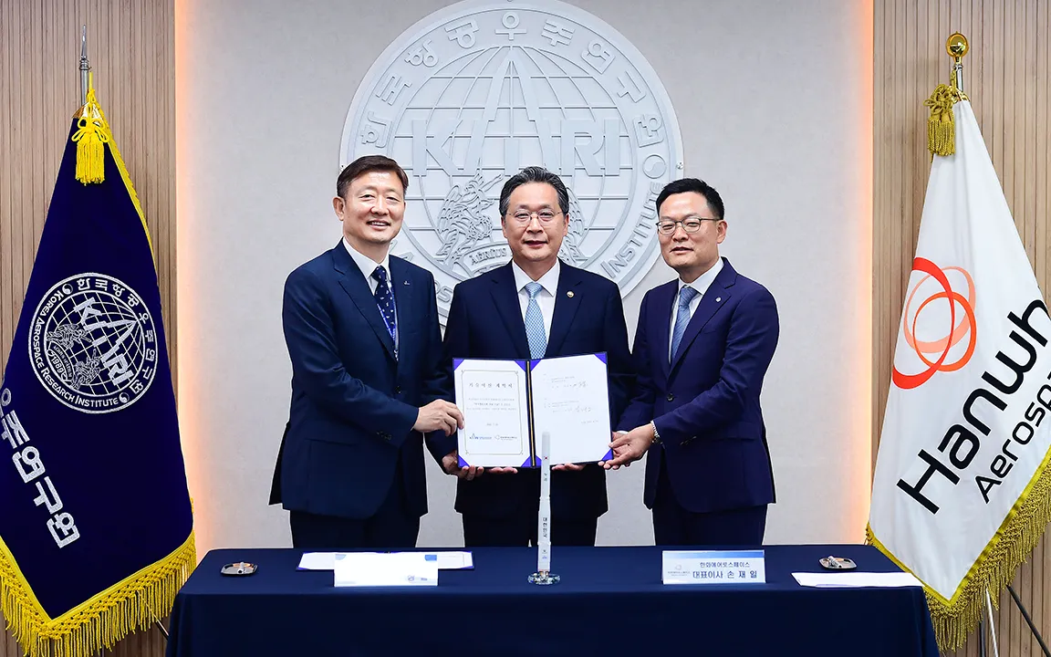 Hanwha Aerospace CEO Son Jae-il, KARI President Lee Sang-chul, and KASA Administrator Yoon Young-bin at KSLV-II signing ceremony