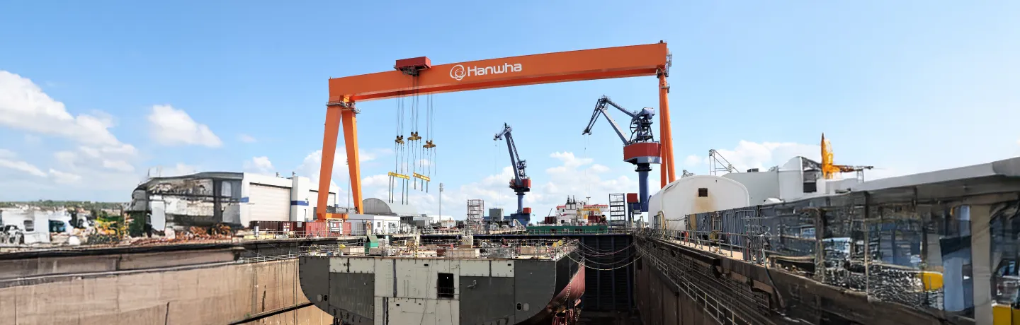 A Goliath crane over a ship under construction at Hanwha Philly Shipyard