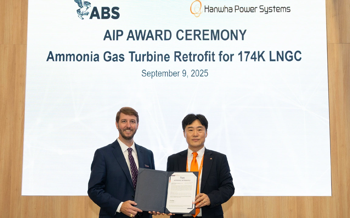 Joshua Divin and Hyoung-seok Kim at the AiP award ceremony during Gastech 2025 in Milan, Italy
