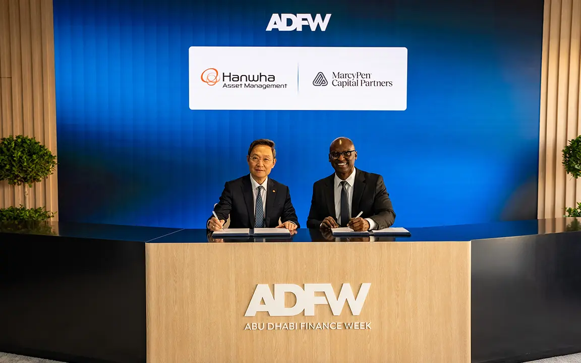Jong-Ho (James) Kim, CEO of Hanwha Asset Management, and Robbie Robinson, CEO of MarcyPen, sign MoU at ADFW 2025.