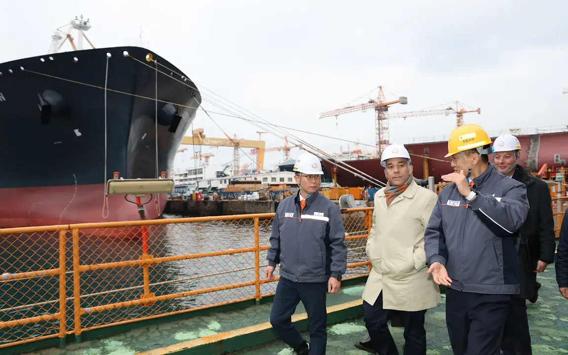 Quebec Minister Christopher Skeete visits Hanwha Ocean&rsquo;s Geoje shipyard during a tour of shipbuilding facilities.