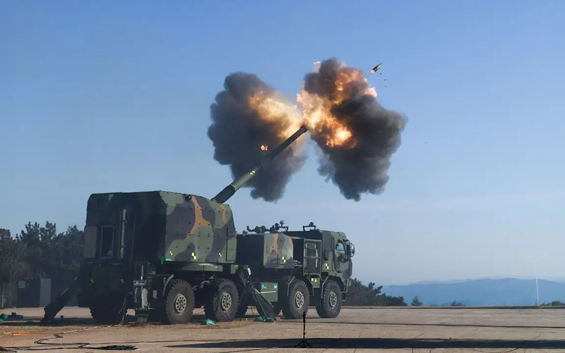 A K9 Mobile Howitzer firing into the sky.