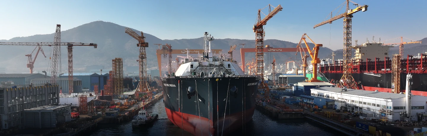 A wide angle shot of Hanwha Ocean&rsquo;s Geoje shipyard