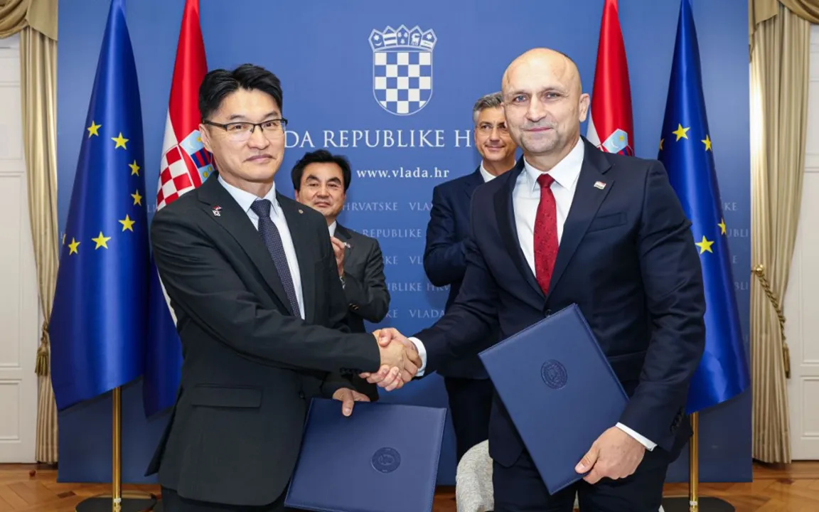 Representatives of Hanwha Aerospace and Croatia pose for a photo at a signing ceremony held at the Republic of Croatia.