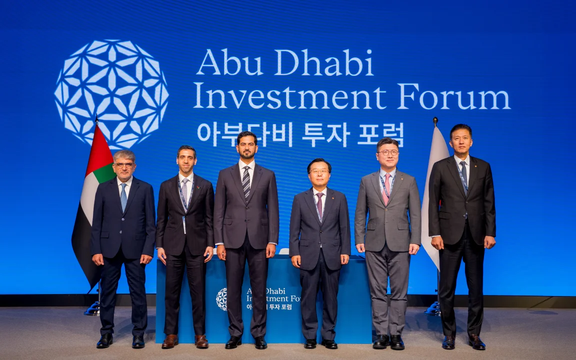 Officials from Hanwha and Abu Dhabi pose for photo at Abu Dhabi Investment Forum Seoul 2026.